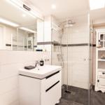Badezimmer 2: Regendusche, WC, Haartrockner, Kosmetikspiegel