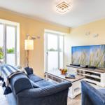 Wohn- und Essbereich: Sofa, TV, Blue Ray Player, Safe, Zugang zum Balkon