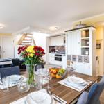 Wohn- und Essbereich: Sofa, TV, Blue Ray Player, Safe, Zugang zum Balkon