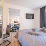 Schlafzimmer 1: Doppelbett (160x200), Kleiderschrank, Smart-TV, Schreibtisch