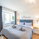 Schlafzimmer 1: Doppelbett (160x200), Kleiderschrank, Smart-TV, Schreibtisch