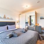 Schlafzimmer 1: Doppelbett (160x200), Kleiderschrank, Smart-TV, Schreibtisch