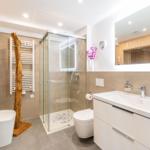 Badezimmer 1: Regendusche, WC, Haartrockner