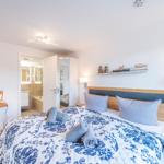 Schlafzimmer 2: Doppelbett (180x200), Smart-TV, Kleiderschrank, Schreibtisch