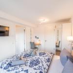 Schlafzimmer 2: Doppelbett (180x200), Smart-TV, Kleiderschrank, Schreibtisch
