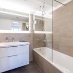 Badezimmer 2: Badewanne mit Dusche, WC, Haartrockner