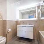 Badezimmer 2: Badewanne mit Dusche, WC, Haartrockner