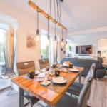 Wohn/Essbereich: Sofa, Sitzbereich, Essbereich, TV, Elektrokamin, Zugang zum Balkon