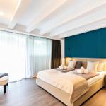 Schlafzimmer 1 (Seeseite): 1 Doppelbett (180x200), TV, Zugang zum Balkon