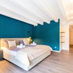Schlafzimmer 1 (Seeseite): 1 Doppelbett (180x200), TV, Zugang zum Balkon