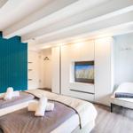 Schlafzimmer 1 (Seeseite): 1 Doppelbett (180x200), TV, Zugang zum Balkon
