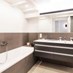 Badezimmer: Regendusche, WC, Waschbecken, Haartrockner