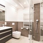 Badezimmer: Regendusche, WC, Waschbecken, Haartrockner