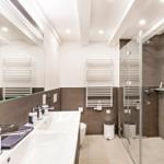 Badezimmer: Regendusche, WC, Waschbecken, Haartrockner