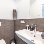 Badezimmer: Regendusche, WC, Waschbecken, Haartrockner