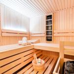 Sauna mit Holzbank, Handtuch und Eimer mit Werkzeug