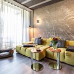Wohn/Essbereich: Sofa, Sitzbereich, Essbereich, TV, Zugang zur Terrasse