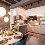 Wohn/Essbereich: Sofa, Sitzbereich, Essbereich, TV, Zugang zur Terrasse