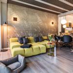 Wohn/Essbereich: Sofa, Sitzbereich, Essbereich, TV, Zugang zur Terrasse