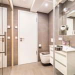 Großes Badezimmer 1: Sauna, Regendusche, WC, Haartrockner, Sitzhocker