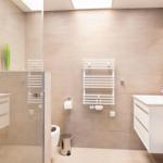 Kleines Bad 2: Regendusche, WC, Haartrockner, Sitzbank