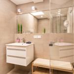 Kleines Bad 2: Regendusche, WC, Haartrockner, Sitzbank