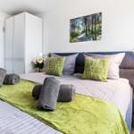 Schlafzimmer 1: Doppelbett (180 x 200), TV