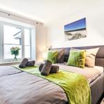Schlafzimmer 2: Doppelbett (180 x 200) Verdunkelungs-Plissees, anliegendes Badezimmer