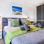 Schlafzimmer 2: Doppelbett (180 x 200) Verdunkelungs-Plissees, anliegendes Badezimmer
