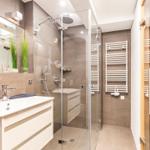 Großes Badezimmer 1: Sauna, Regendusche, WC, Haartrockner, Sitzhocker