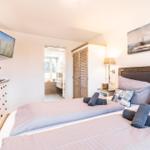 Schlafzimmer 1: Doppelbett (180 x 200), Kleiderschrank, Smart-TV