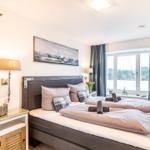 Schlafzimmer 1: Doppelbett (180 x 200), Kleiderschrank, Smart-TV