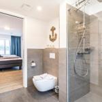 Badezimmer 1: Regendusche, WC, Haartrockner