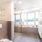 Badezimmer 1: Regendusche, WC, Haartrockner