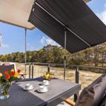 Balkon mit Sitzmöglichkeiten, Blick Richtung Meer