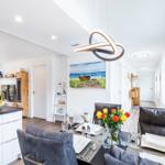 Wohnzimmer: Sofa, 2 Sessel, TV, Zugang zum Balkon