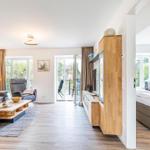Wohnzimmer: Sofa, 2 Sessel, TV, Zugang zum Balkon