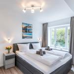 Schlafzimmer 1: Doppelbett (180x200), TV, Kleiderschrank
