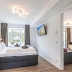Schlafzimmer 2: Doppelbett (160x200), TV, Kleiderschrank