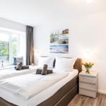 Schlafzimmer 1: Doppelbett (180x200), TV, Kleiderschrank