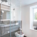 Badezimmer 2: Regendusche, WC, Haartrockner