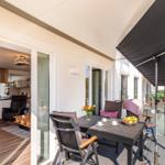 Balkon mit Sitzmöglichkeiten, Blick Richtung Meer