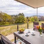 Balkon mit Sitzmöglichkeiten, Blick Richtung Meer