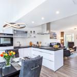 Wohnzimmer: Sofa, 2 Sessel, TV, Zugang zum Balkon
