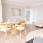 Esszimmer mit runden Tisch und Stühlen, Wandbild und Sitzgelegenheit