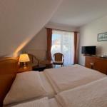Schlafzimmer mit Doppelbett, Schreibtisch und Fenster mit Blick.