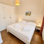 Schlafzimmer mit Doppelbett, Kleiderschrank und Nachttischen