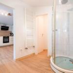 Bad mit Dusche und Blick in die Küche