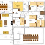 Dieses Haus hat eine Küche, Wohnzimmer, Schlafzimmer und einen Gruppenraum.