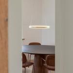 Essbereich mit runder Tisch und Stühlen, hängende Lampe über dem Tisch
